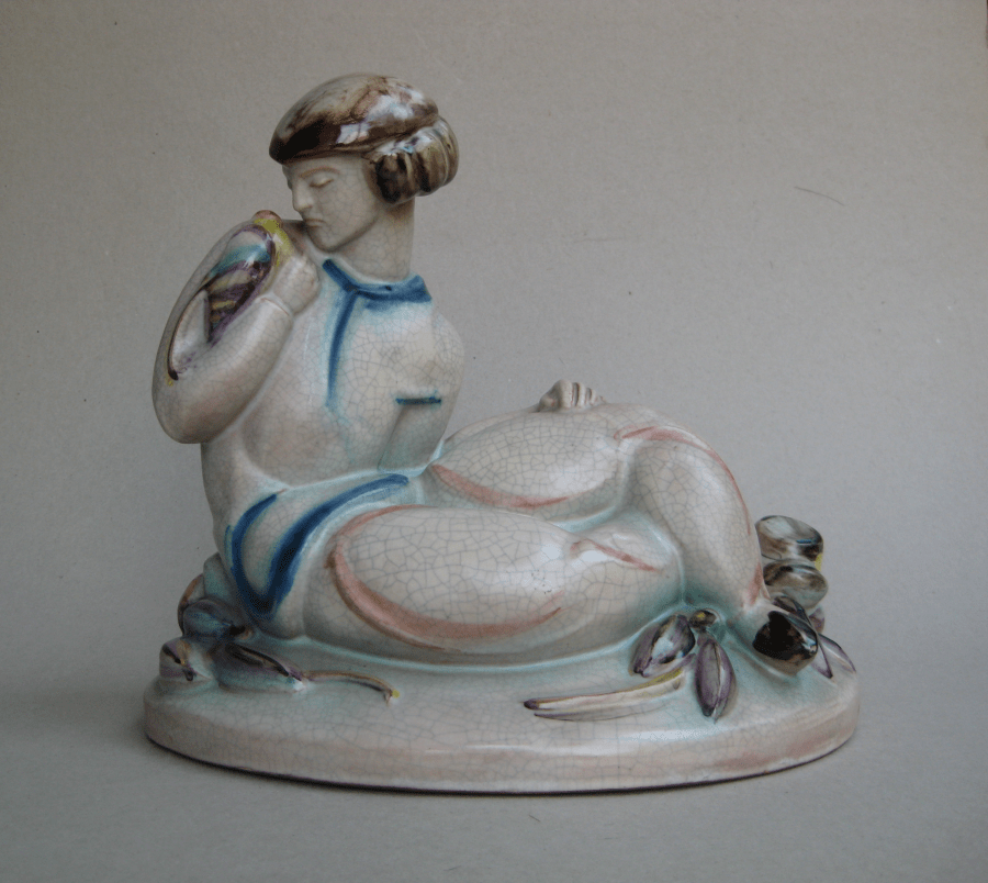 Sitzende Figur mit Vogel (Formnummer 8), 1924, Höhe 27 cm, Entwurf: Augusta Kaiser
